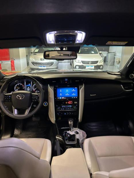 TOYOTA Hilux SW4 2.8 4P SRX 4X4 DIAMOND 7 LUGARES TURBO DIESEL AUTOM�TICO, Foto 14