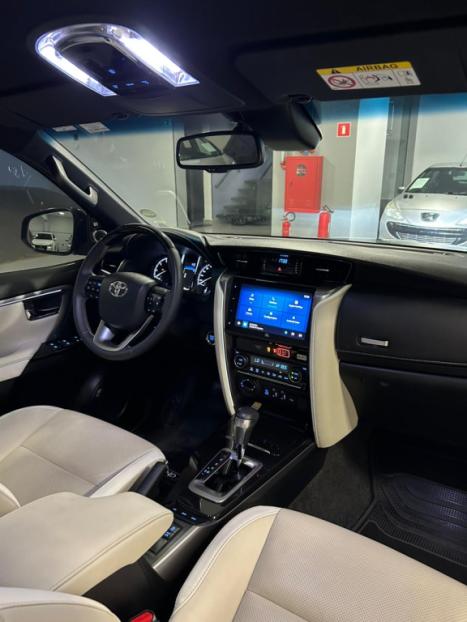 TOYOTA Hilux SW4 2.8 4P SRX 4X4 DIAMOND 7 LUGARES TURBO DIESEL AUTOM�TICO, Foto 15