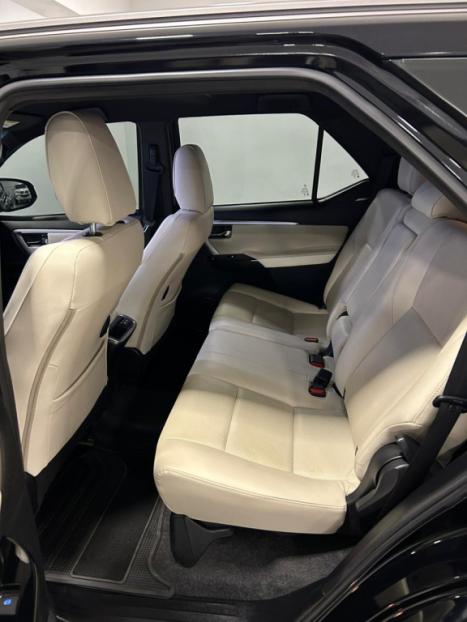 TOYOTA Hilux SW4 2.8 4P SRX 4X4 DIAMOND 7 LUGARES TURBO DIESEL AUTOM�TICO, Foto 16