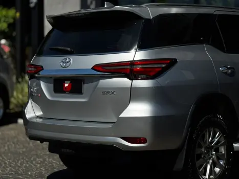 TOYOTA Hilux SW4 2.8 16V 4P GR-S 7 LUGARES 4X4 TURBO DIESEL AUTOM�TICO, Foto 9