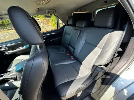 TOYOTA Hilux SW4 2.8 16V 4P GR-S 7 LUGARES 4X4 TURBO DIESEL AUTOM�TICO, Foto 18