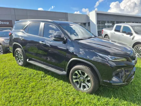 TOYOTA Hilux SW4 2.8 4P SRX 4X4 DIAMOND 7 LUGARES TURBO DIESEL AUTOM�TICO, Foto 2