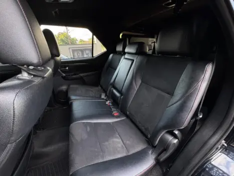 TOYOTA Hilux SW4 2.8 16V 4P GR-S 7 LUGARES 4X4 TURBO DIESEL AUTOM�TICO, Foto 16