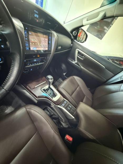 TOYOTA Hilux SW4 2.8 4P SRX 4X4 TURBO DIESEL AUTOM�TICO, Foto 9