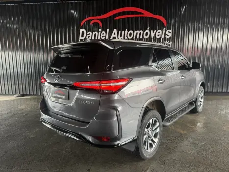 TOYOTA Hilux SW4 2.8 4P SRX 4X4 DIAMOND 7 LUGARES TURBO DIESEL AUTOM�TICO, Foto 6
