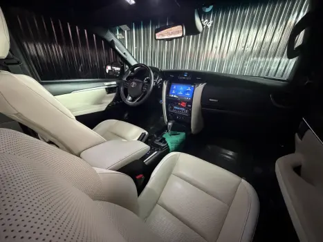 TOYOTA Hilux SW4 2.8 4P SRX 4X4 DIAMOND 7 LUGARES TURBO DIESEL AUTOM�TICO, Foto 9