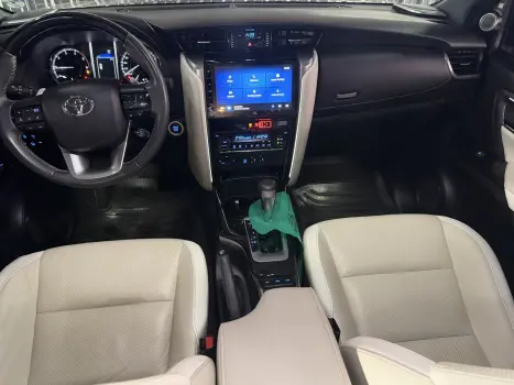 TOYOTA Hilux SW4 2.8 4P SRX 4X4 DIAMOND 7 LUGARES TURBO DIESEL AUTOM�TICO, Foto 12