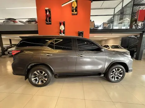 TOYOTA Hilux SW4 2.8 4P SRX 4X4 DIAMOND 7 LUGARES TURBO DIESEL AUTOM�TICO, Foto 9