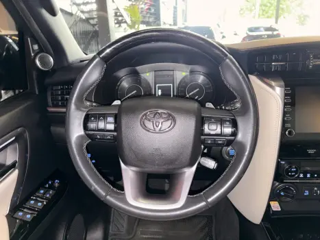 TOYOTA Hilux SW4 2.8 4P SRX 4X4 DIAMOND 7 LUGARES TURBO DIESEL AUTOM�TICO, Foto 20
