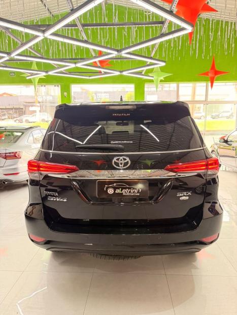 TOYOTA Hilux SW4 2.8 4P SRX 4X4 TURBO DIESEL AUTOMÁTICO, Foto 4