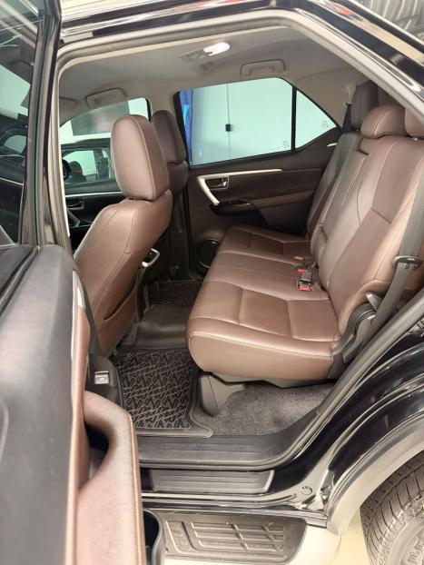 TOYOTA Hilux SW4 2.8 4P SRX 4X4 TURBO DIESEL AUTOMÁTICO, Foto 8