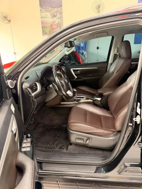 TOYOTA Hilux SW4 2.8 4P SRX 4X4 TURBO DIESEL AUTOMÁTICO, Foto 9