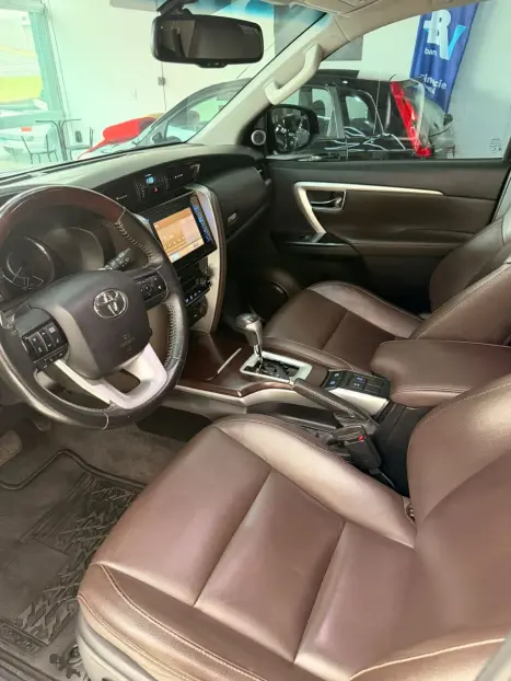 TOYOTA Hilux SW4 2.8 4P SRX 4X4 TURBO DIESEL AUTOMÁTICO, Foto 11