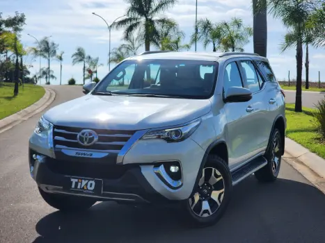 TOYOTA Hilux SW4 2.8 4P SRX 4X4 DIAMOND 7 LUGARES TURBO DIESEL AUTOMÁTICO, Foto 1