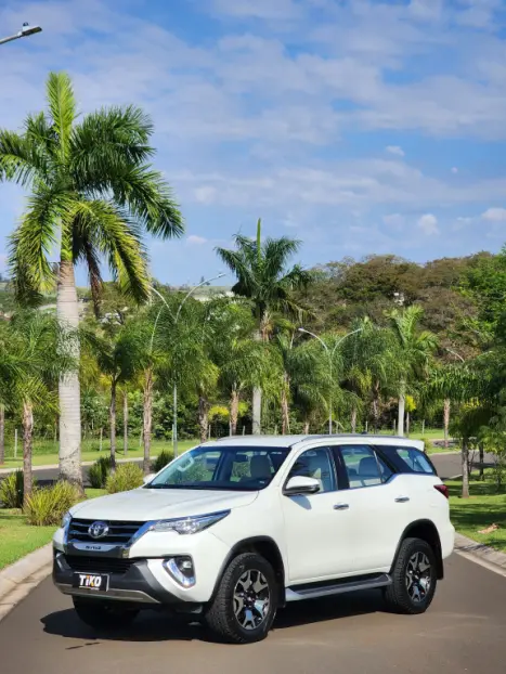 TOYOTA Hilux SW4 2.8 4P SRX 4X4 DIAMOND 7 LUGARES TURBO DIESEL AUTOMÁTICO, Foto 13