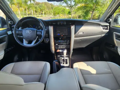 TOYOTA Hilux SW4 2.8 4P SRX 4X4 DIAMOND 7 LUGARES TURBO DIESEL AUTOMÁTICO, Foto 18
