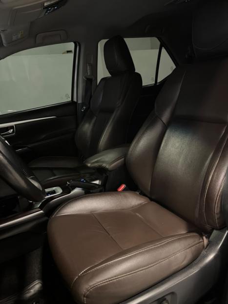 TOYOTA Hilux SW4 2.8 16V 4P SRX 4X4 7 LUGARES TURBO DIESEL AUTOMÁTICO, Foto 18