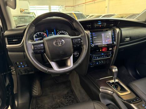 TOYOTA Hilux SW4 2.8 4P SRX 4X4 TURBO DIESEL AUTOMÁTICO, Foto 6