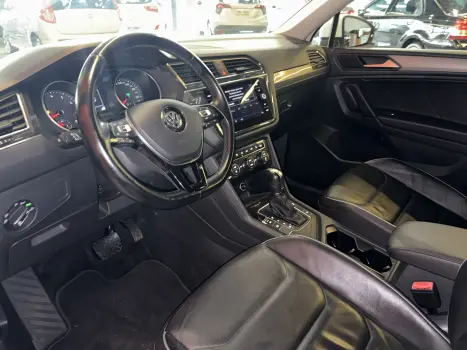 VOLKSWAGEN Tiguan 1.4 250 TSI TOTAL FLEX ALLSPACE COMFORTLINE TURBO AUTOM�TICO TIPTRONIC, Foto 16