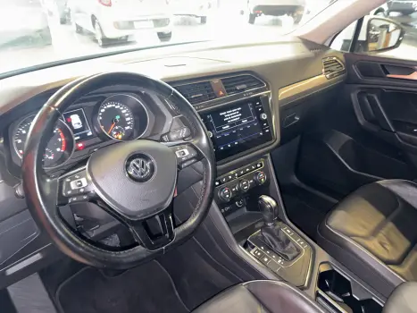 VOLKSWAGEN Tiguan 1.4 250 TSI TOTAL FLEX ALLSPACE COMFORTLINE TURBO AUTOM�TICO TIPTRONIC, Foto 17