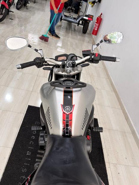 YAMAHA Fazer 600 N, Foto 4