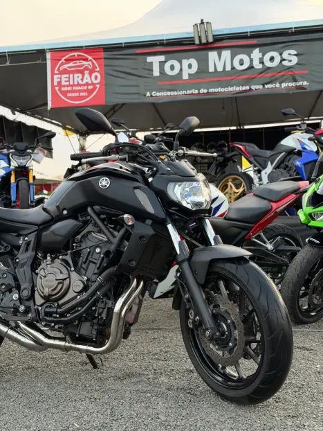 YAMAHA MT-07 700 ABS, Foto 2