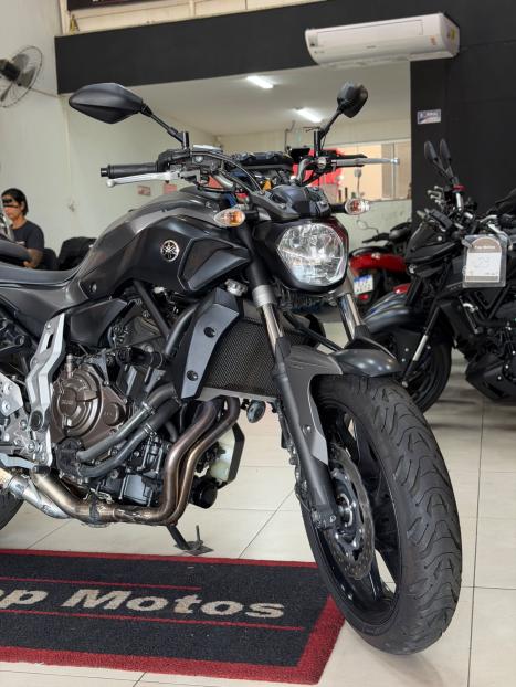 YAMAHA MT-07 700 ABS, Foto 2