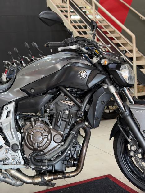 YAMAHA MT-07 700 ABS, Foto 3