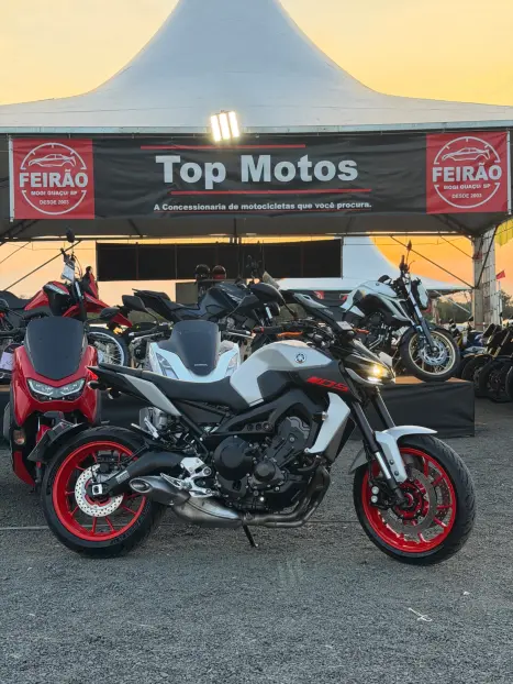 YAMAHA MT-09 850 ABS, Foto 1