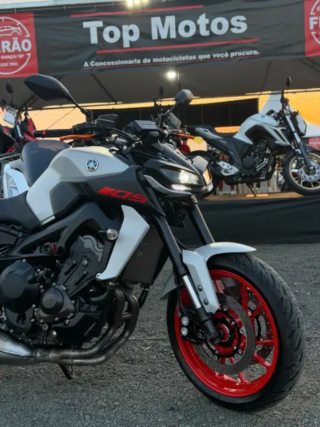 YAMAHA MT-09 850 ABS, Foto 2