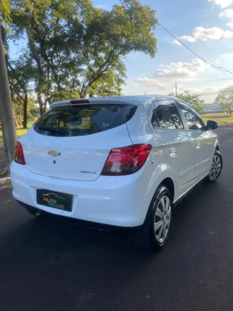 CHEVROLET Onix Hatch 1.4 4P FLEX LT, Foto 4