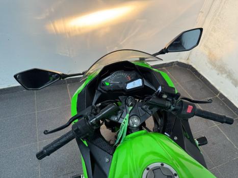 KAWASAKI Ninja 300 , Foto 9