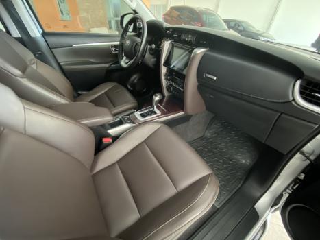 TOYOTA Hilux SW4 2.8 16V 4P SRX 4X4 7 LUGARES TURBO DIESEL AUTOMTICO, Foto 3