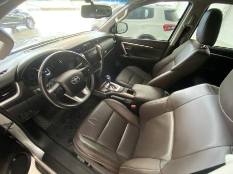 TOYOTA Hilux SW4 2.8 16V 4P SRX 4X4 7 LUGARES TURBO DIESEL AUTOMTICO, Foto 10