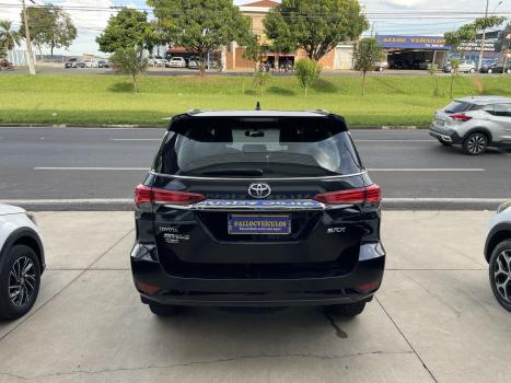 TOYOTA Hilux SW4 2.8 16V 4P SRX 4X4 7 LUGARES TURBO DIESEL AUTOMTICO, Foto 3