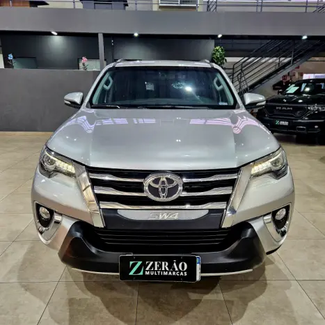 TOYOTA Hilux SW4 2.8 16V 4P SRX 4X4 7 LUGARES TURBO DIESEL AUTOMTICO, Foto 2