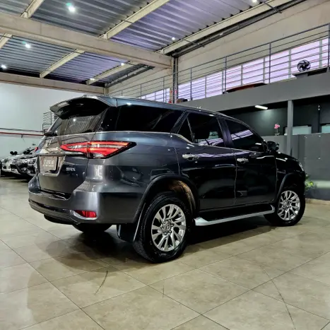 TOYOTA Hilux SW4 2.8 16V 4P SRX 4X4 7 LUGARES TURBO DIESEL AUTOMTICO, Foto 4
