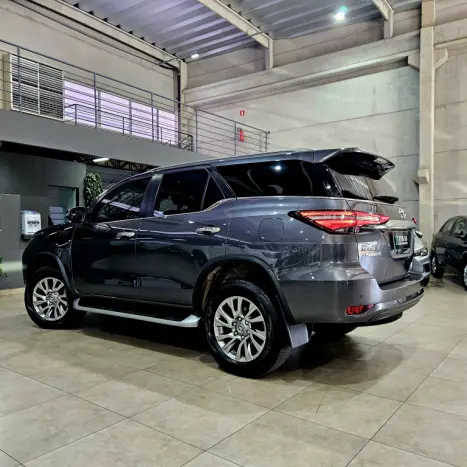 TOYOTA Hilux SW4 2.8 16V 4P SRX 4X4 7 LUGARES TURBO DIESEL AUTOMTICO, Foto 5