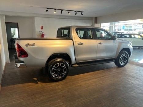 TOYOTA Hilux SW4 2.8 4P SRX 4X4 TURBO DIESEL AUTOMTICO, Foto 4