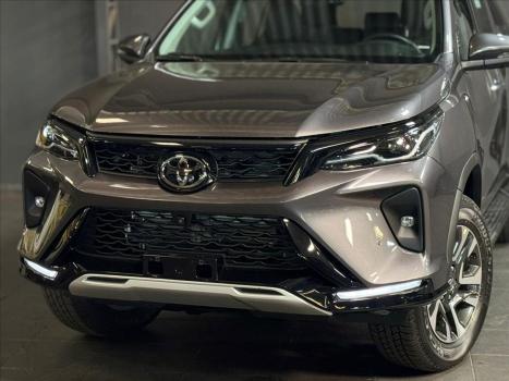 TOYOTA Hilux SW4 2.8 16V 4P SRX PLATINUM 4X4 7 LUGARES TURBO DIESEL AUTOMTICO, Foto 3