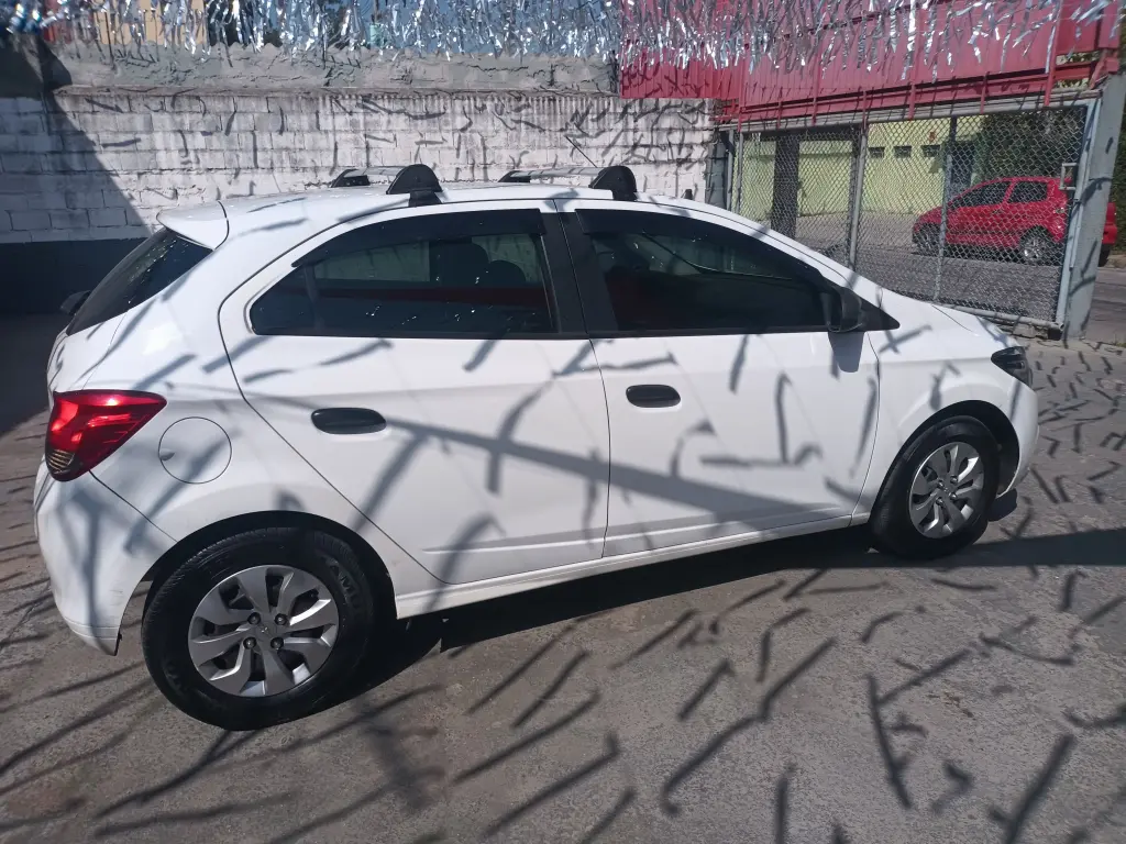 CHEVROLET Onix Hatch - Foto