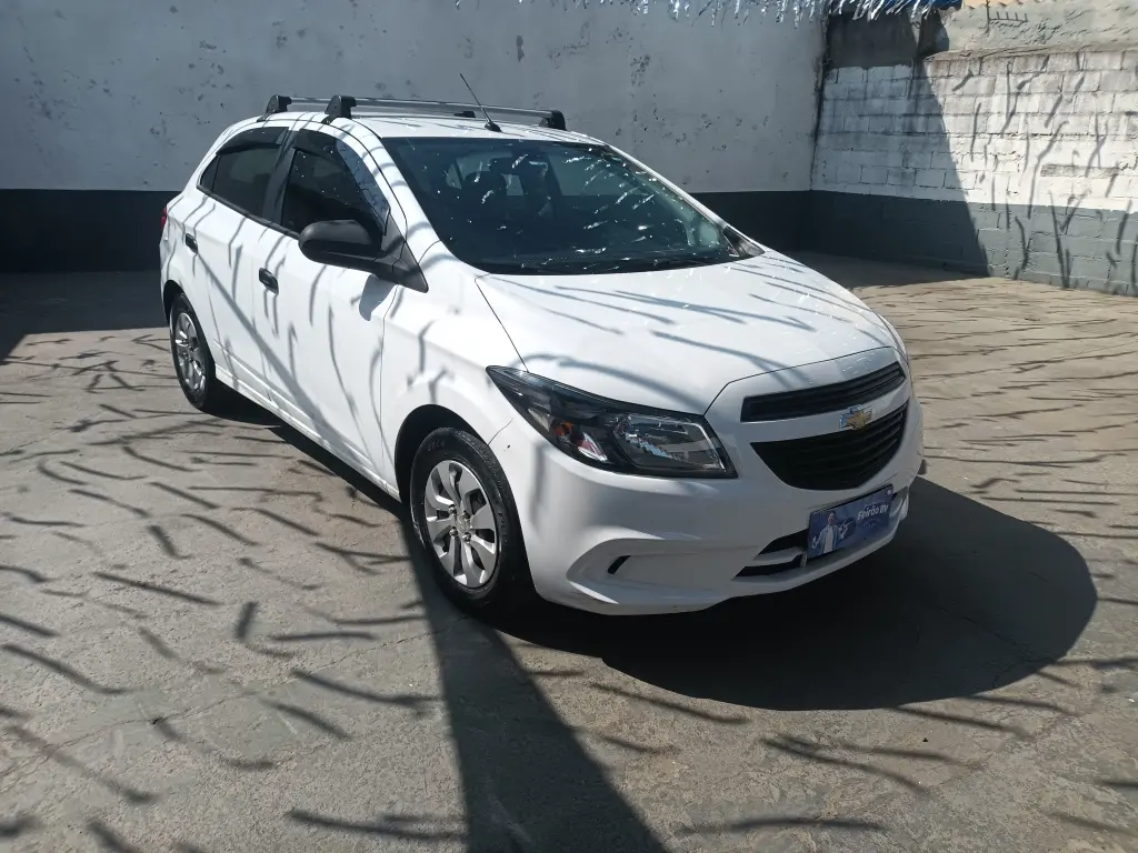 CHEVROLET Onix Hatch - Foto