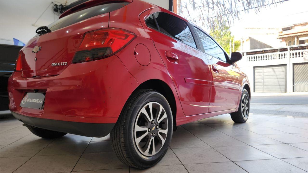 CHEVROLET Onix Hatch - Foto