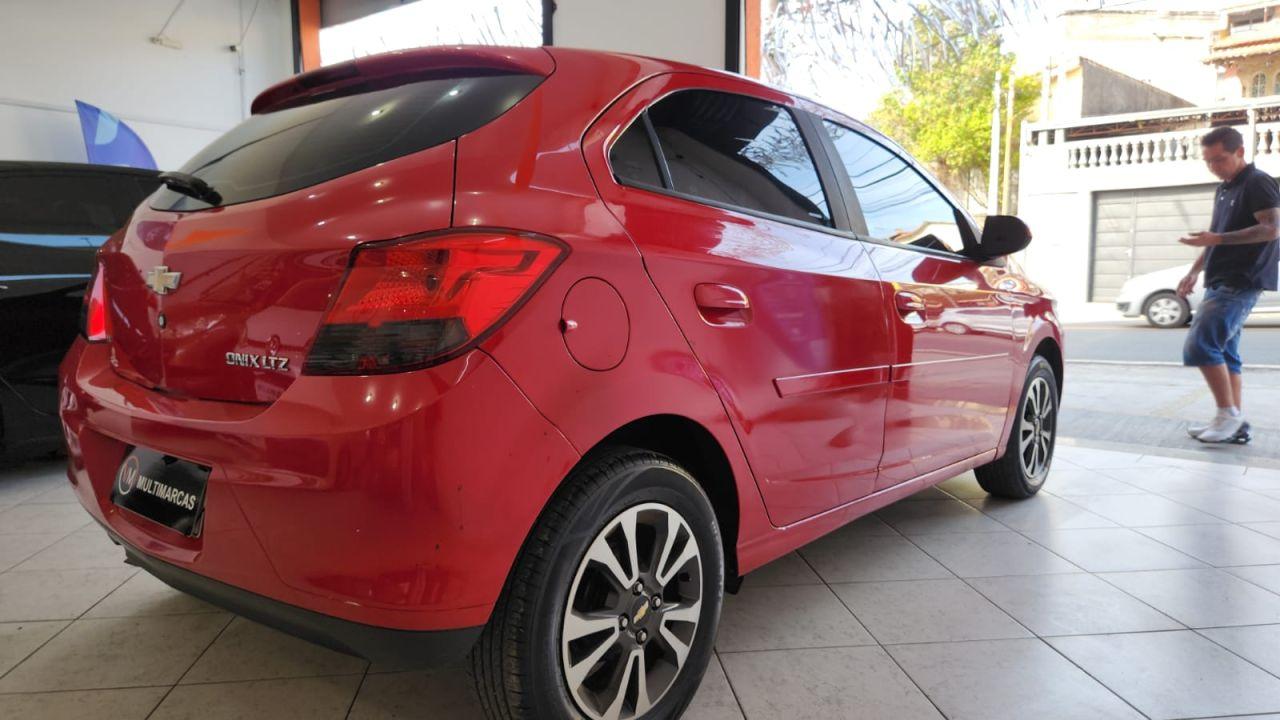 CHEVROLET Onix Hatch - Foto