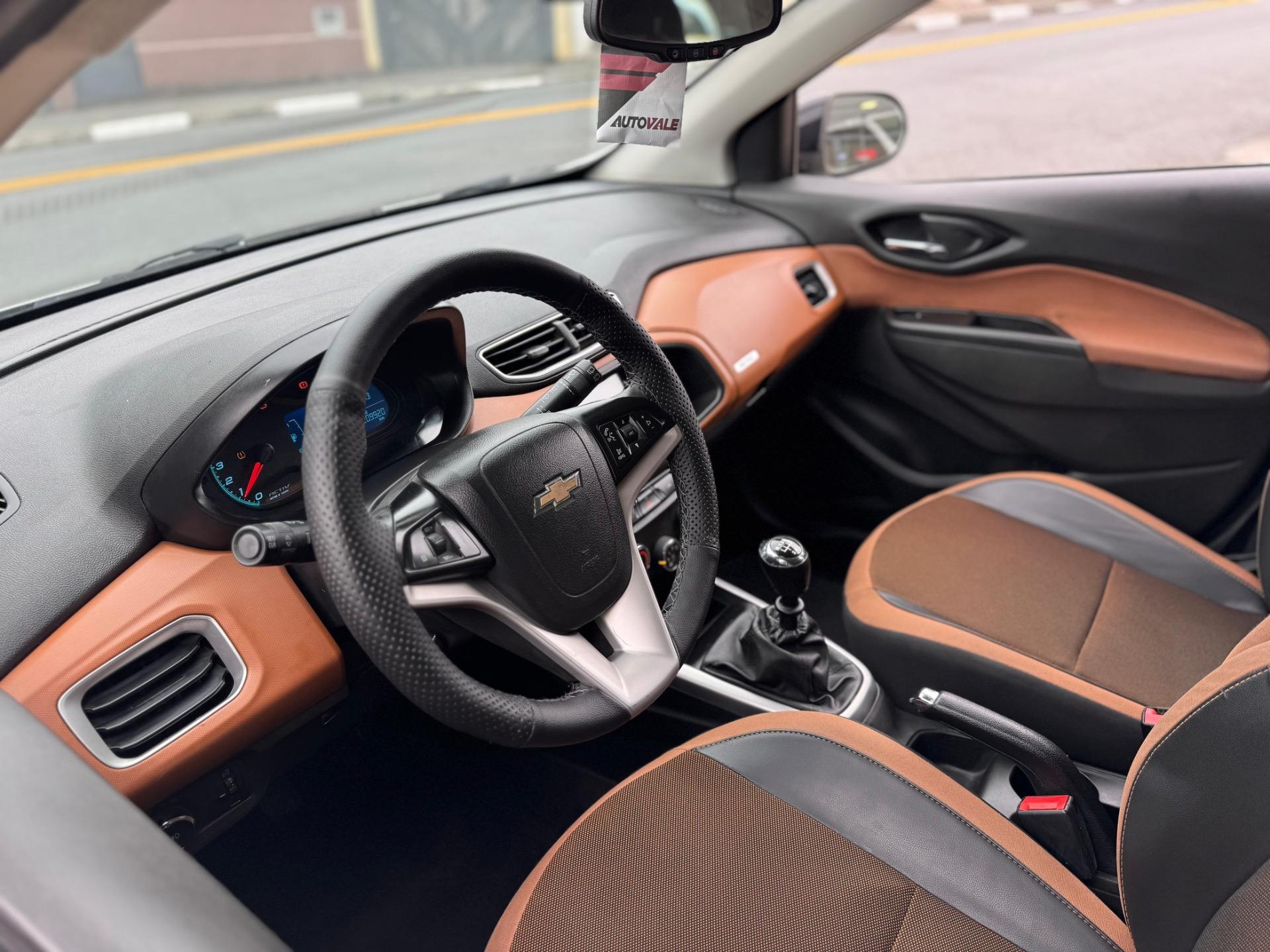 CHEVROLET Onix Hatch - Foto