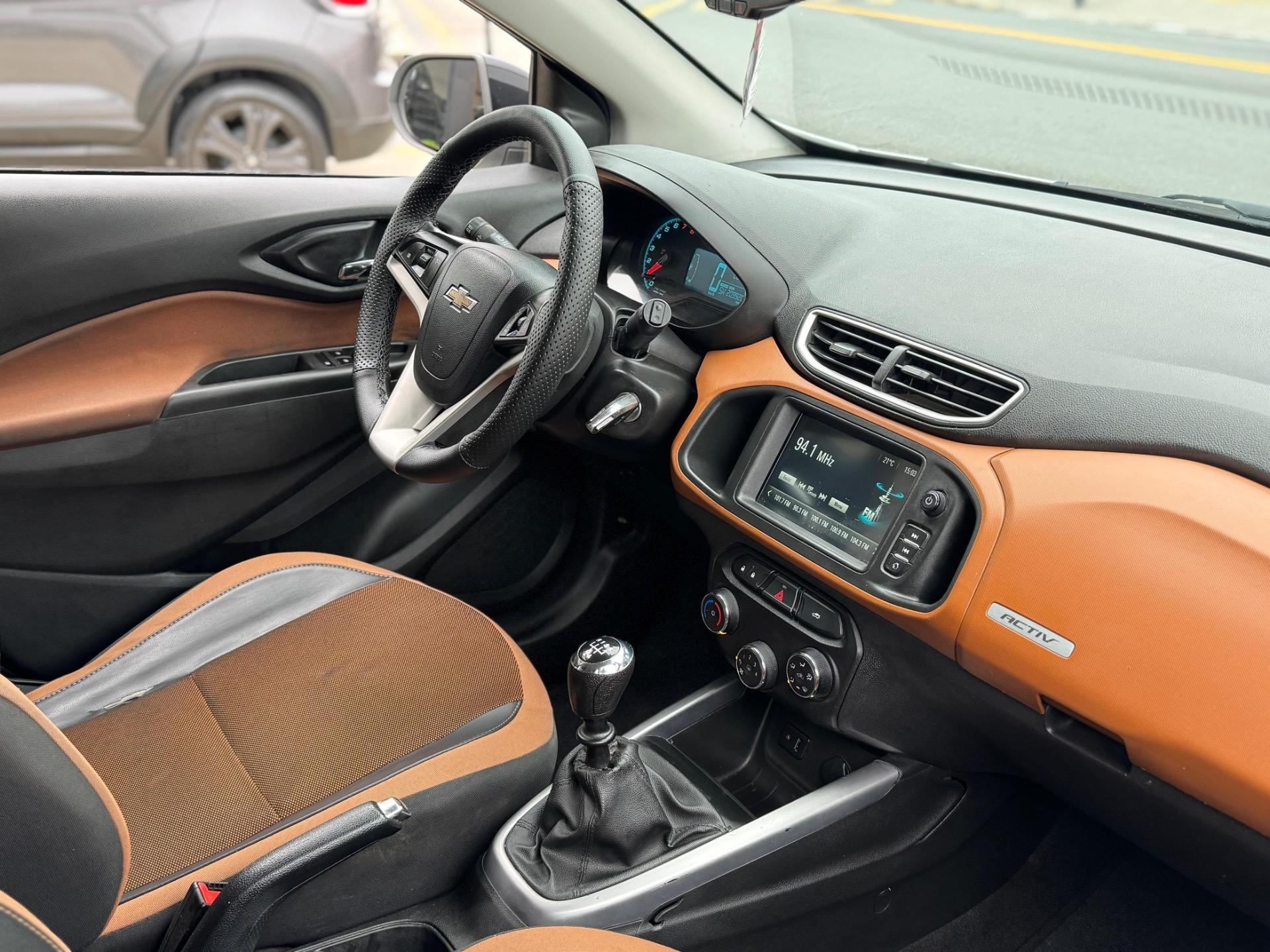 CHEVROLET Onix Hatch - Foto