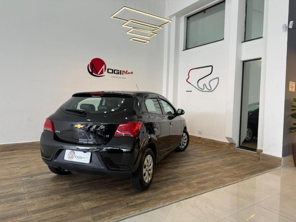 CHEVROLET Onix Hatch - Foto