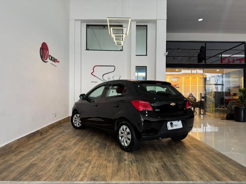 CHEVROLET Onix Hatch - Foto