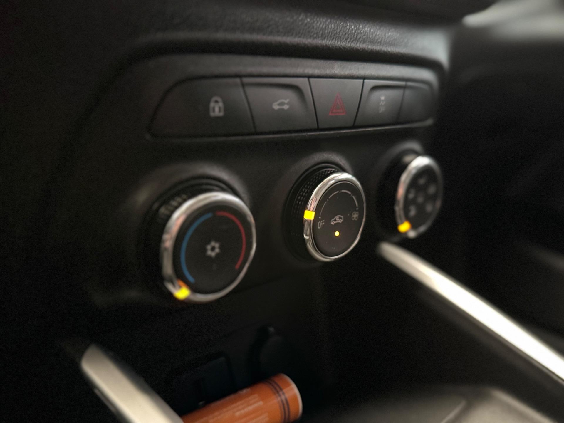 CHEVROLET Onix Hatch - Miniatura