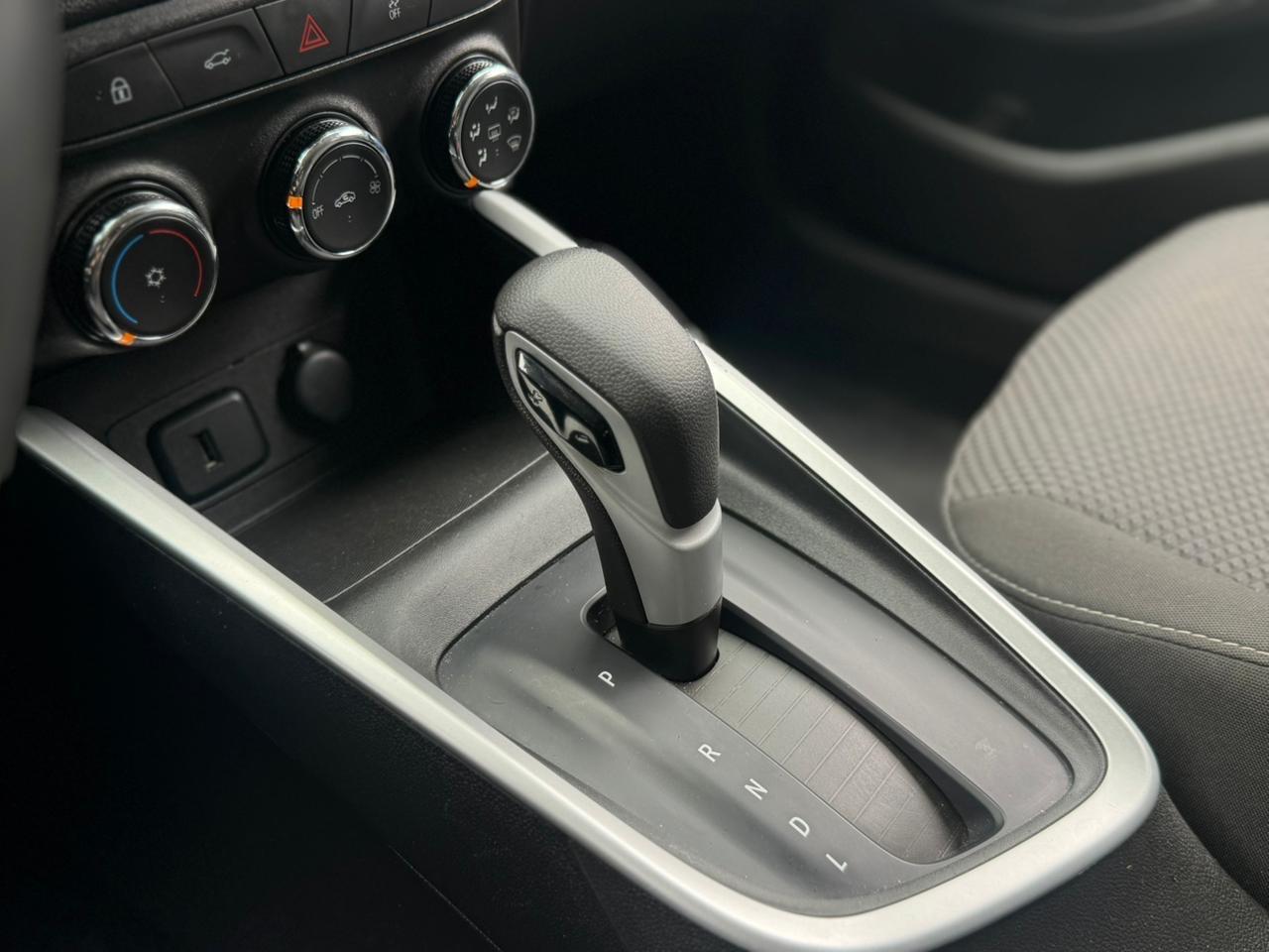 CHEVROLET Onix Hatch - Miniatura